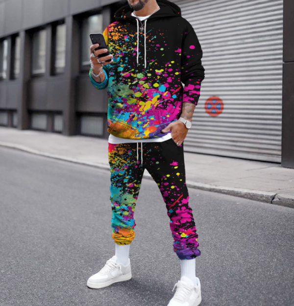 Hoodie dengan motif graffiti warna-warni